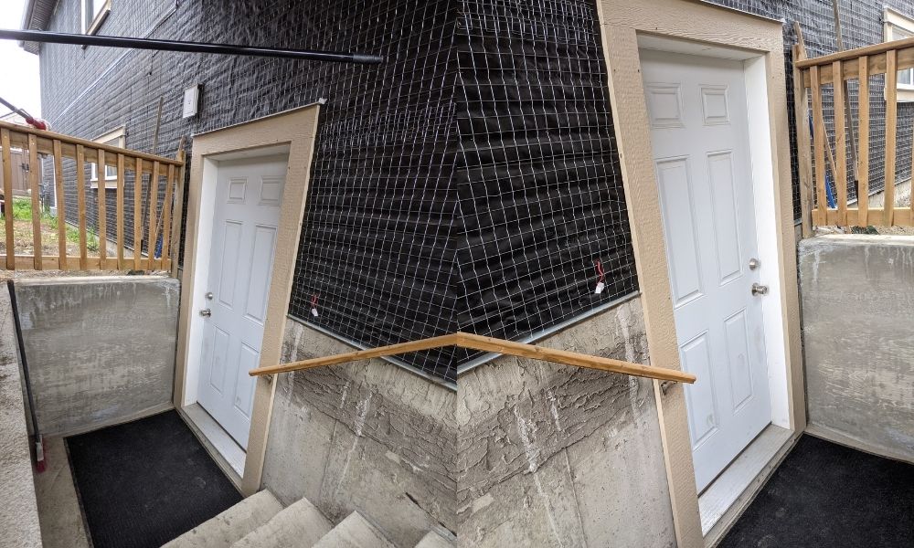 basement-side-separate-entrance_orig